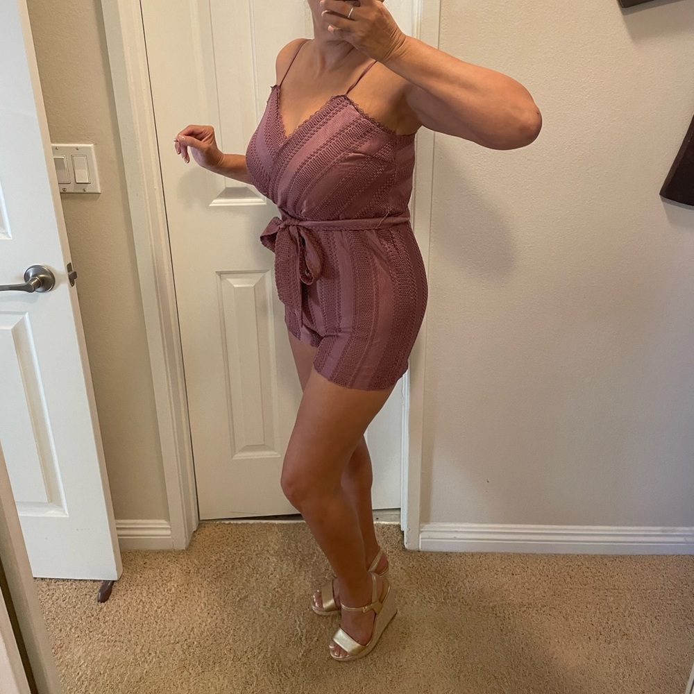 Cute mauve romper. Perfect fit!